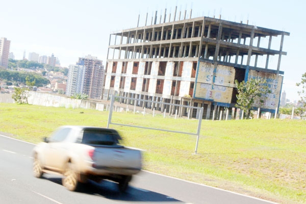 Prédio do ‘esqueleto’: obras, só depois da eleição